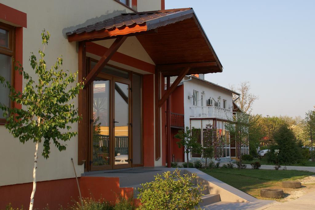 Hotel Otopeni Bagian luar foto