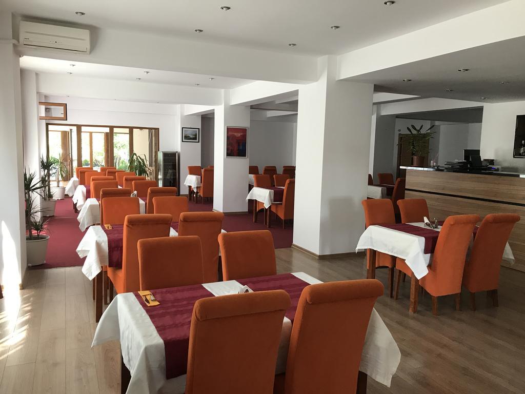 Hotel Otopeni Bagian luar foto